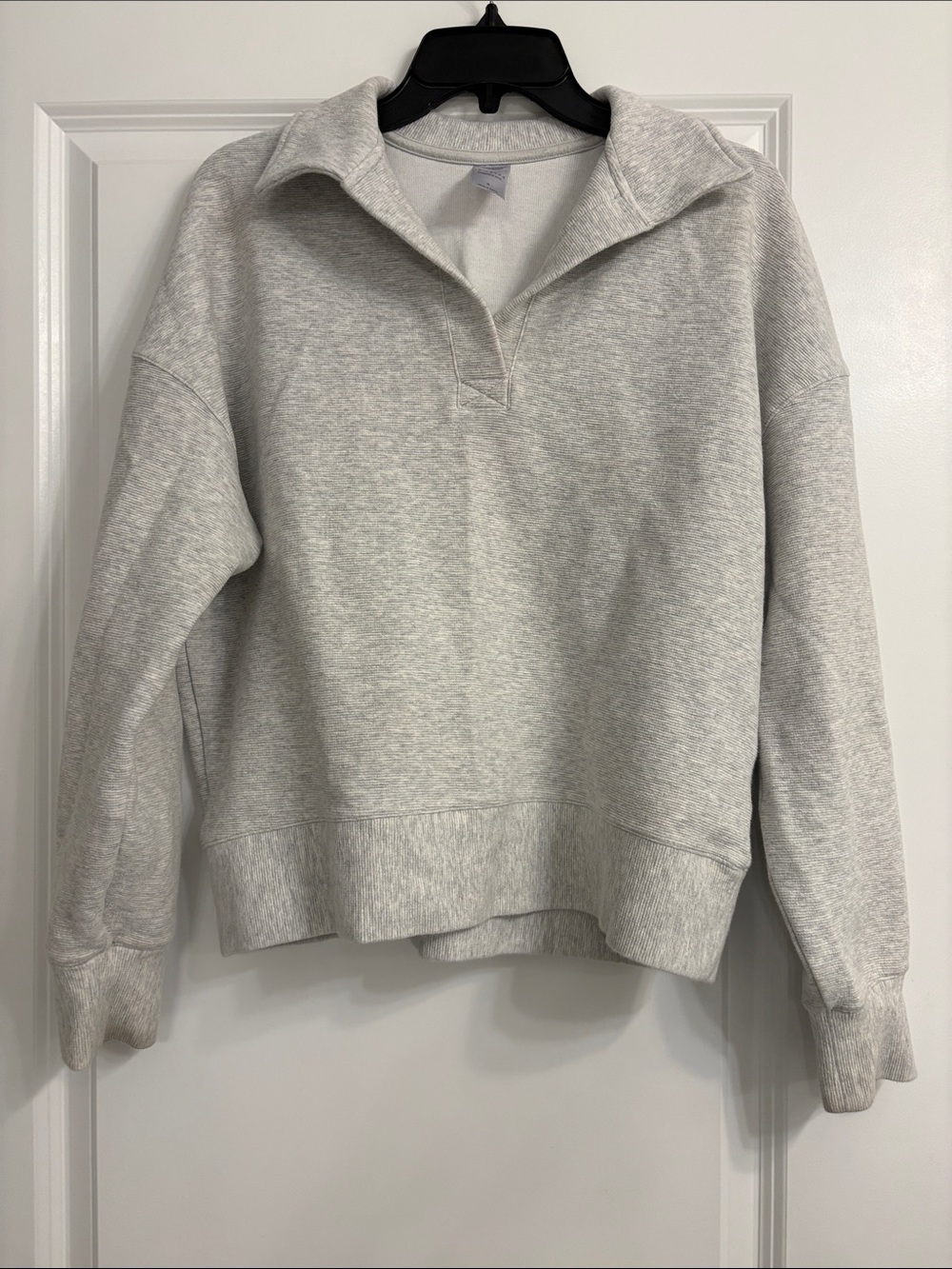 Te Verde Light Gray Crewneck Top